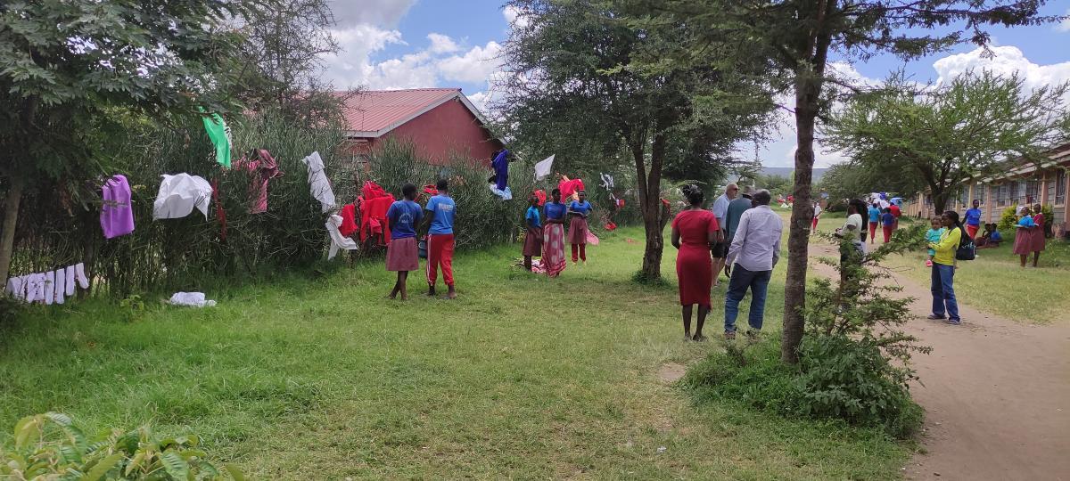 Kenia: Sekenani Girls High School - Farbenfroher Rundgang übers Gelände