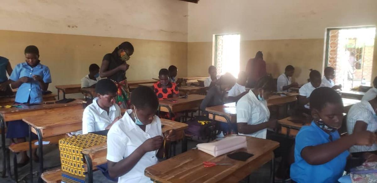 Schüler*innen der Chambala Schools in Malawi lernen Masken und Menstruationsbinden zu nähen