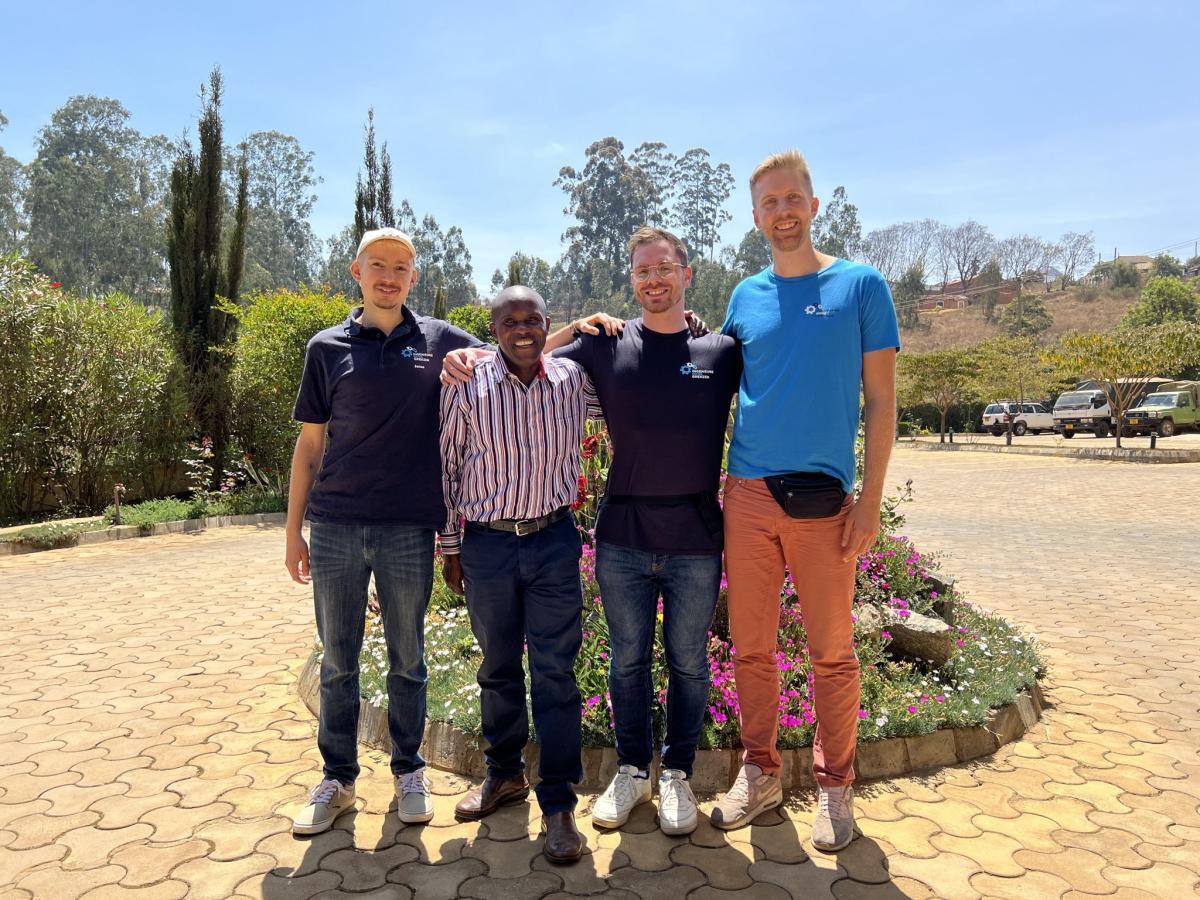 Gruppenbild von unserem Ausreiseteam und unserem Projektpartner