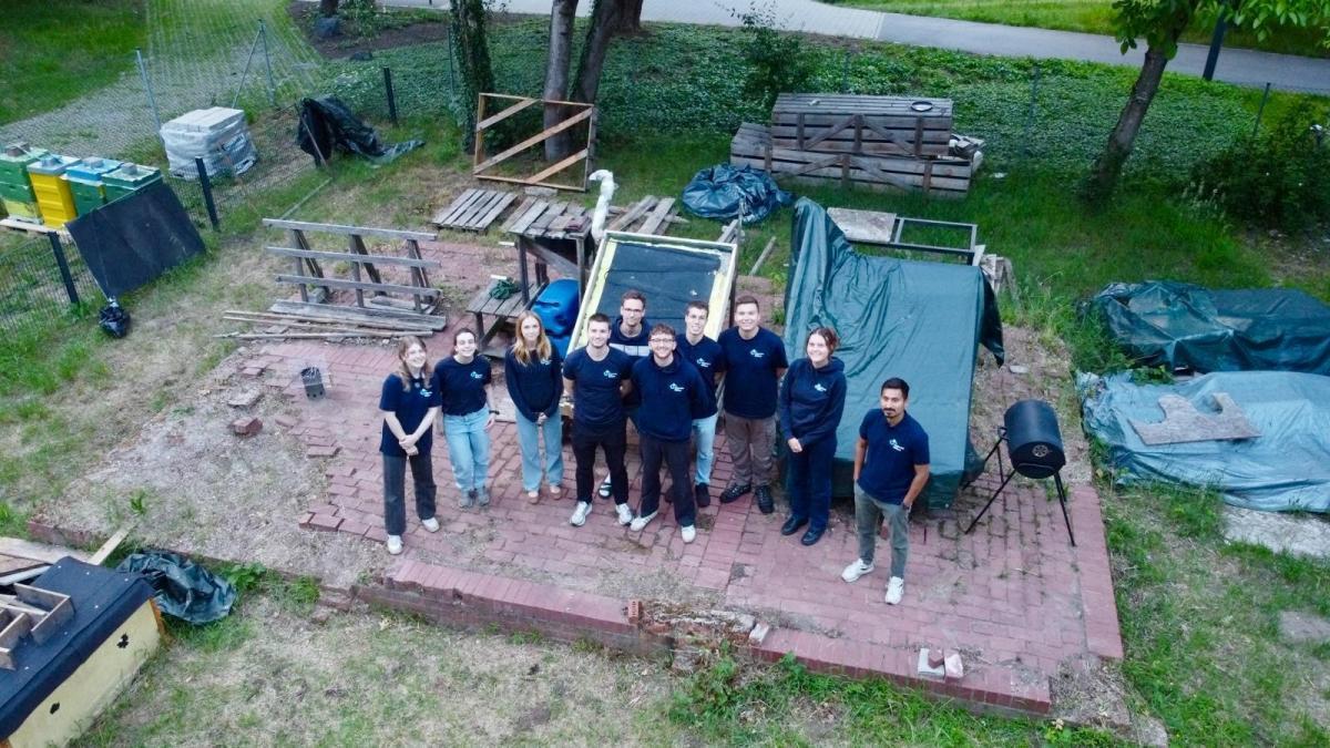 SoWaDi Team steht vor der gebauten Anlage