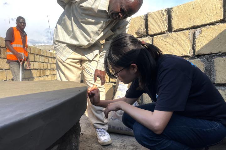 Unterschrift auf dem Fundament des Wassertanks