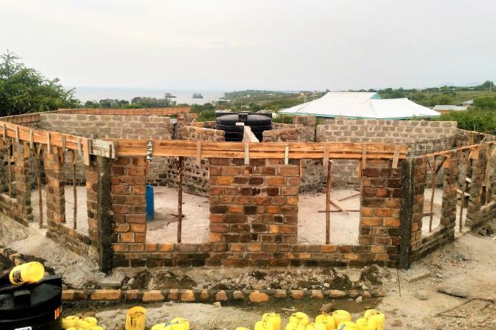 das erste Schulmodul in Wanga ist bereit für seine Dachkonstriuktion