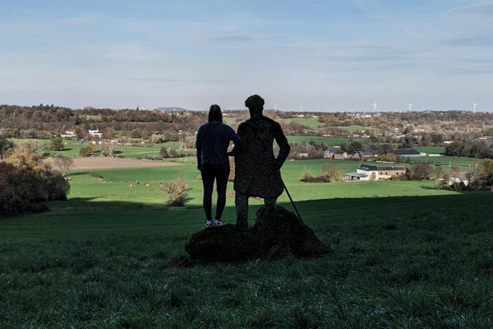 Wanderin guckt in die Ferne