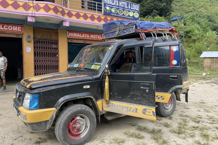 Nepalesischer Jeep mit Gepäckaufbau