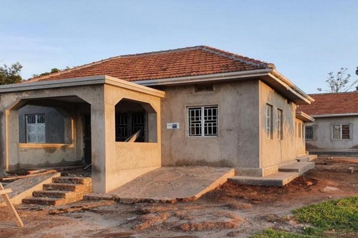 MEDIZINISCHE GERÄTE FÜR DAS GESUNDHEITSZENTRUM IN UGANDA