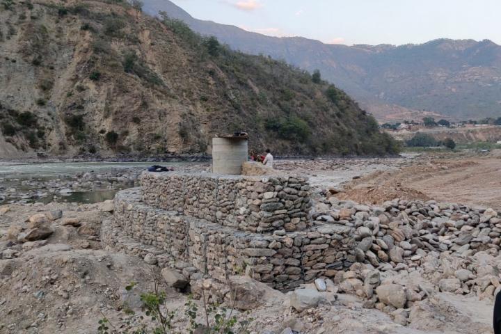 SAUBERES WASSER FÜR VON ERDBEBEN BETROFFENE DÖRFER IN NEPAL