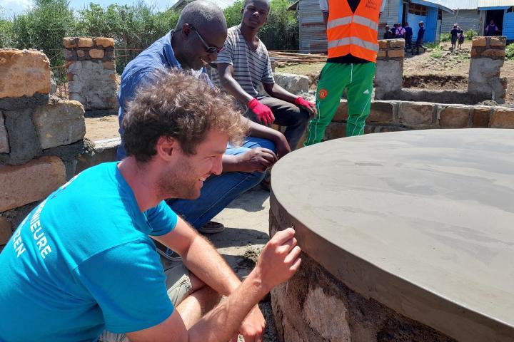 Ehrenamtlicher und Schulleiter auf der Baustelle der Schule in Kenia