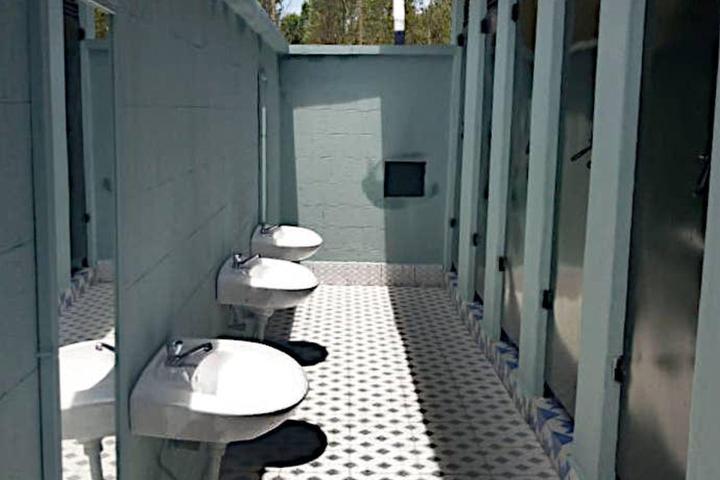 Mädchen-Toiletten an der Divine Mercy High School