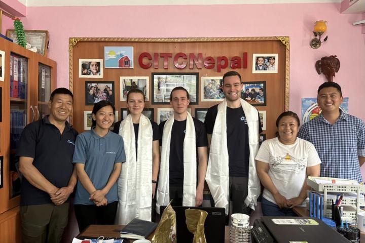 Unsere drei Ausreisenden Anastassia, Lennart und Matthias sind bereits in Nepal, genauer gesagt in Kathmandu, angekommen. Gleich zu Beginn der Ausreise gibt es viel zu tun! Die ersten Tage werden genutzt, um Material für die Nachbesserungen in den Schulen zu besorgen und sich mit unserem Dolmetscher Dipu und Projektpartnern vorab zu treffen. Das Material muss in vielen kleinen, verstreuten Läden besorgt werden, aber mittlerweile kennen sich die Ausreisenden in der Umgebung gut aus und können alles an einem