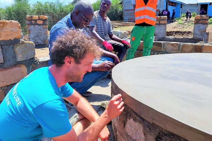 Sockel für den zentralen Wassertank des ersten Schulmoduls in Wanga