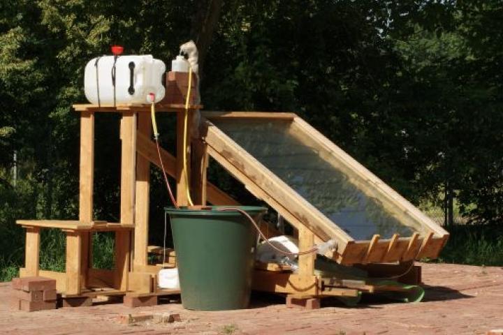 In Tansania bauen Ingenieure ohne Grenzen zusammen mit Partnern eine solarthermische Wasserdesinfektionsanlage auf.