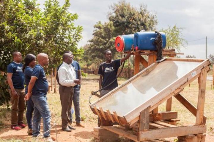 In Tansania bauen Ingenieure ohne Grenzen zusammen mit Partnern eine solarthermische Wasserdesinfektionsanlage auf.
