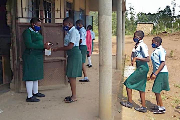 TOILETTEN UND WASCHRÄUME FÜR DIE SCHÜLER*INNEN DER DIVINE MERCY HIGH SCHOO