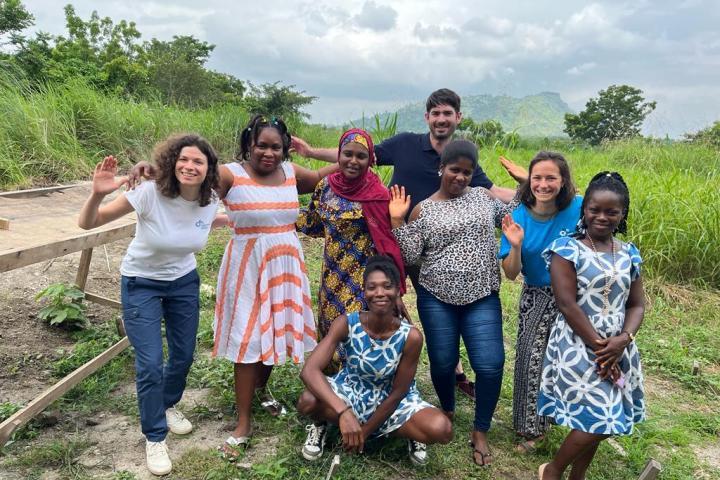 Ehrenamtliche von Ingenieure ohne Grenzen e.V. zusammen mit Mitarbeitenden von Global Mamas vor Ort in Ghana.