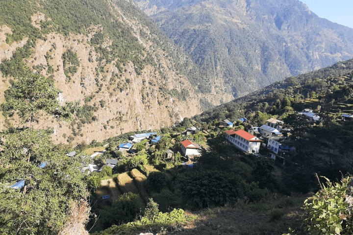 Blick über das Dorf Tholodhunga in Nepal