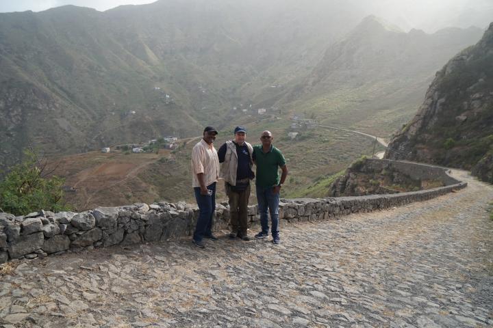 3 Personen stehen auf einer Straße durch bergiges Gelände in Chã das Furnas, Santo Antão, Kap Verden