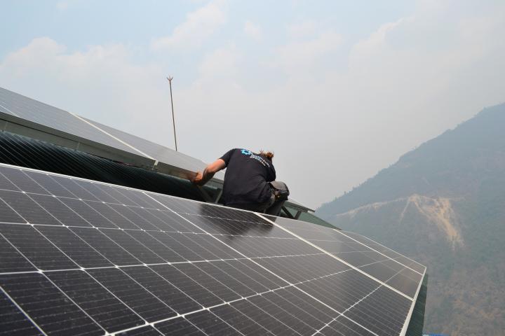 Lennart prüft die Installation der Solarmodule