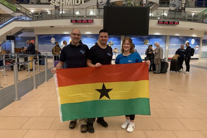 Ausreiseteam auf dem Weg nach Ghana am Flughafen in Hamburg