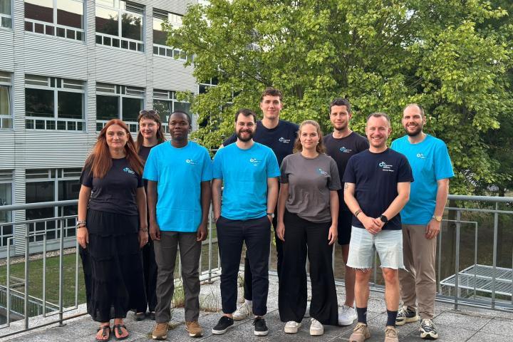Ein Gruppenfoto der Regionalgruppe. Alle stehen mit IoG Shirt lachend auf einem Balkon