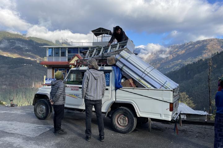 Der Jeep wird in Phaplu verladen