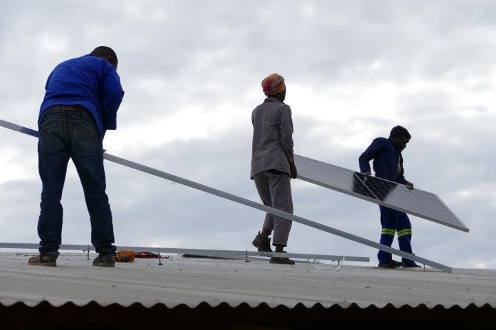 Anbringung der Photovoltaikmodule auf dem Schuldach