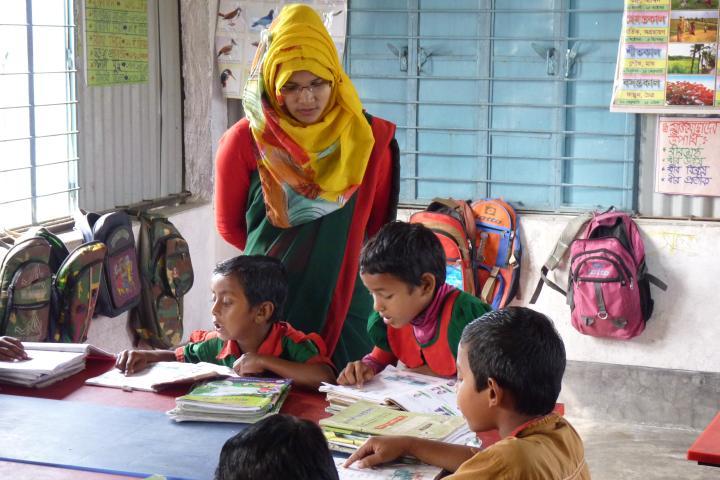 Kinder in einer Anandalok-Schule beim Lernen