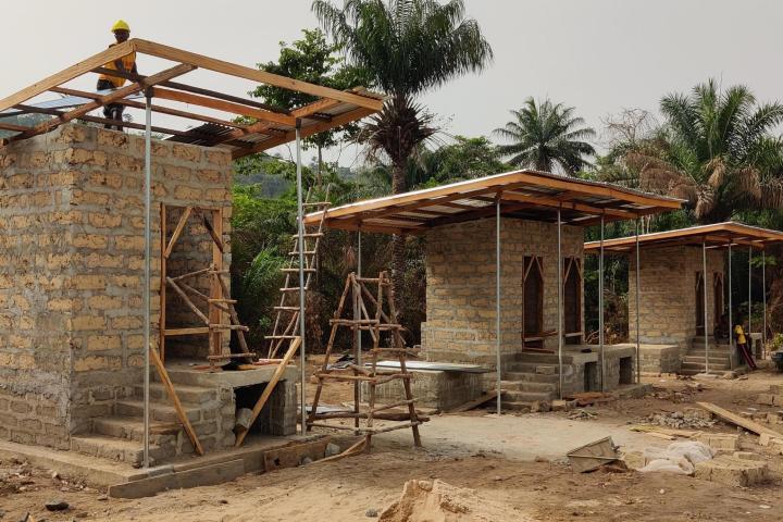 TTTs, Sierra Leone, Entwicklungshilfe, Ingenieure ohne Grenzen, Toilettenbau, Dachbau