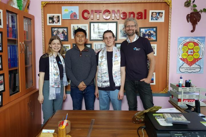 Das Team trifft sich mit dem Projektpartner.