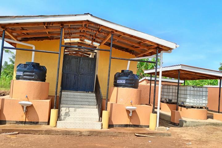 Trockentrenntoilette an der St. Mark Kikandwa Primary School