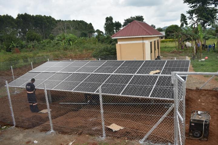 Aufbau der Photovoltaikanlage in Uganda