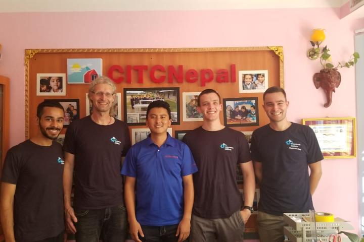 Die Ausreisenden mit unserem Projektpartner Samden Sherpa von CITC