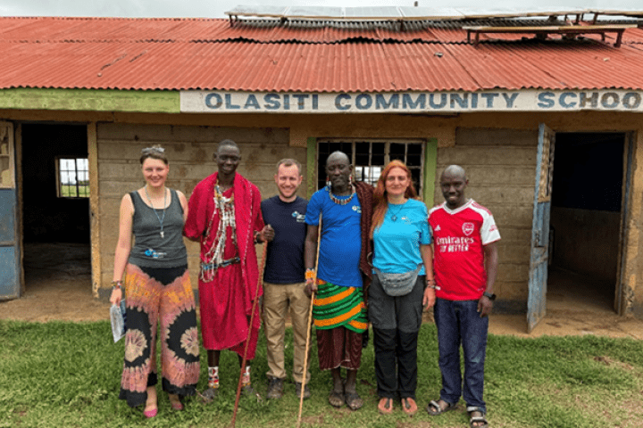 IOG-Mitglieder+ Community Mitglieder vor Olasiti School