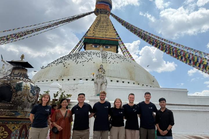 Ausreisende vor der Stupa in Kathmandu mit unserem Projektpartner