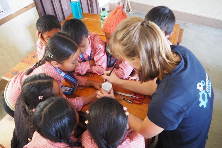 Experimentenbox mit Schüler*innen