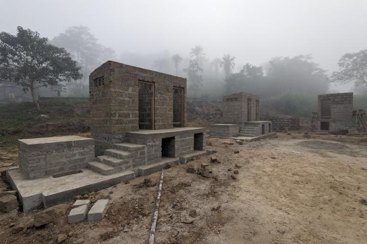 Der fertig gemauerte Oberbau im Nebel von Rowaka