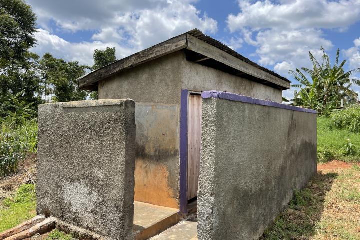 Toilettenhaus mit Grubenlatrine an einer Schule in Uganda
