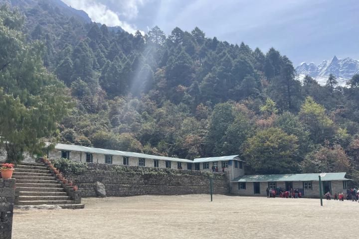 die Schule in Lukla vor Berger und Berggipfeln