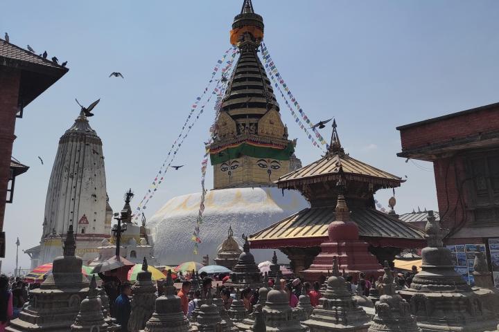 Nepalesische Stupa vor blauem Himmel