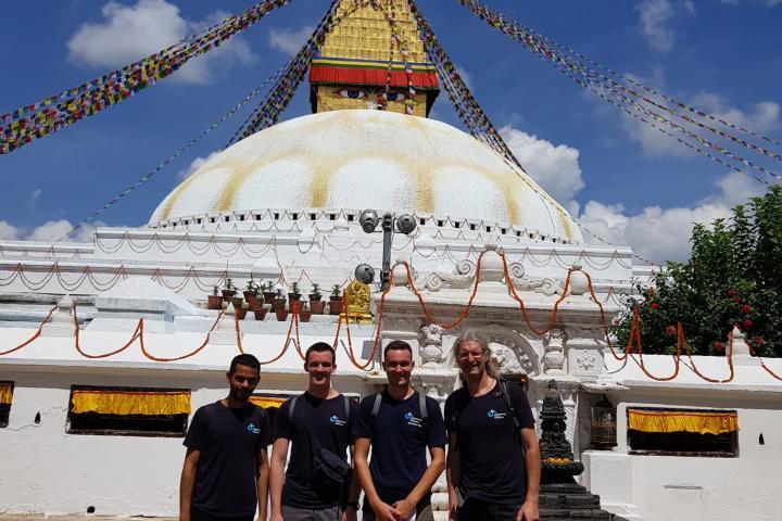 Das Team vor einem Tempel