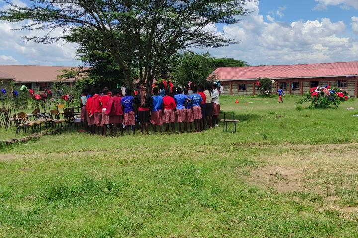 Kenia: Sekenani Girls High School - Untericht im Freien