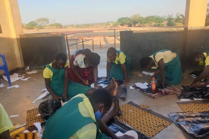Schüler*innen der Chambala Schools in Malawi lernen Masken und Menstruationsbinden zu nähen