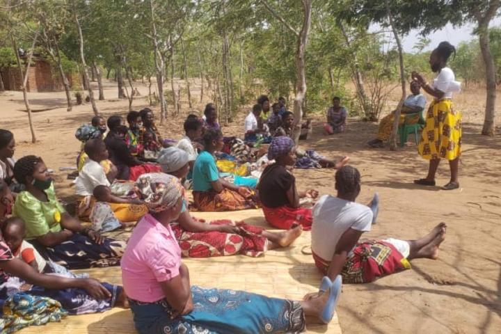 Schüler*innen der Chambala Schools in Malawi lernen Masken und Menstruationsbinden zu nähen