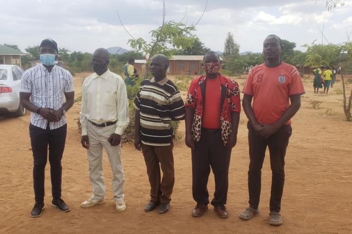 Schüler*innen der Chambala Schools in Malawi lernen Masken und Menstruationsbinden zu nähen