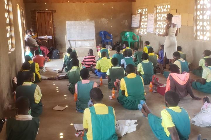 Schüler*innen der Chambala Schools in Malawi lernen Masken und Menstruationsbinden zu nähen