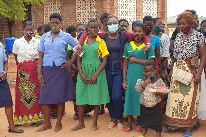 Schüler*innen der Chambala Schools in Malawi lernen Masken und Menstruationsbinden zu nähen
