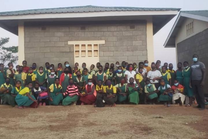 Schüler*innen der Chambala Schools in Malawi lernen Masken und Menstruationsbinden zu nähen
