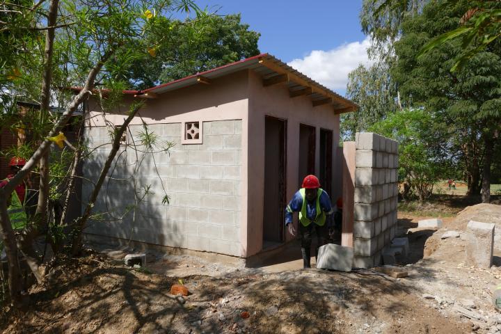 Toilette beim Bau