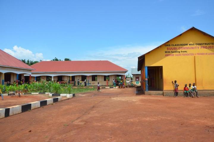Schulhof und Schulgebäude der Lauren Patterson Memorial School mit Schulkindern