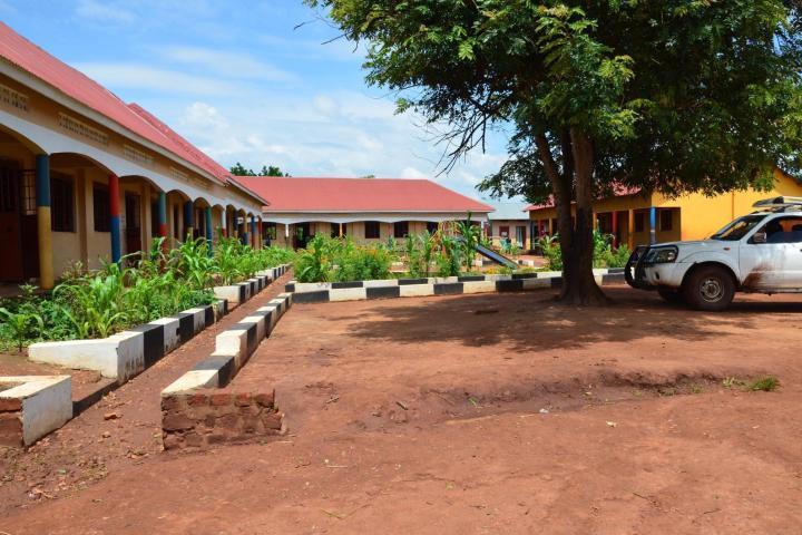mehrere Schulgebäude der Lauren Patterson Memorial School mit begrünten Wegen und Parkplatz