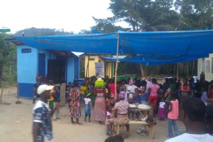 Wir bauen Trockentrenntoiletten in Sierra Leone